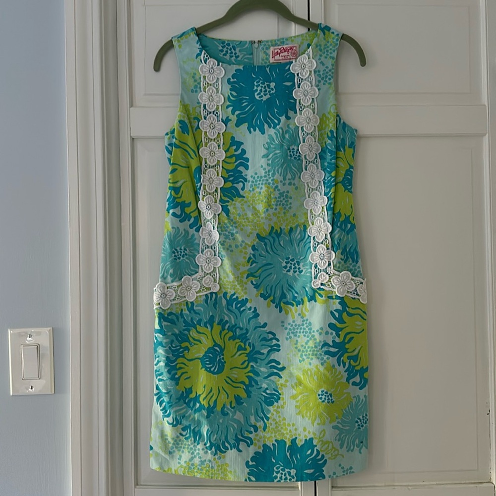 Lily Pulitzer Floral shift with pockets! size 2